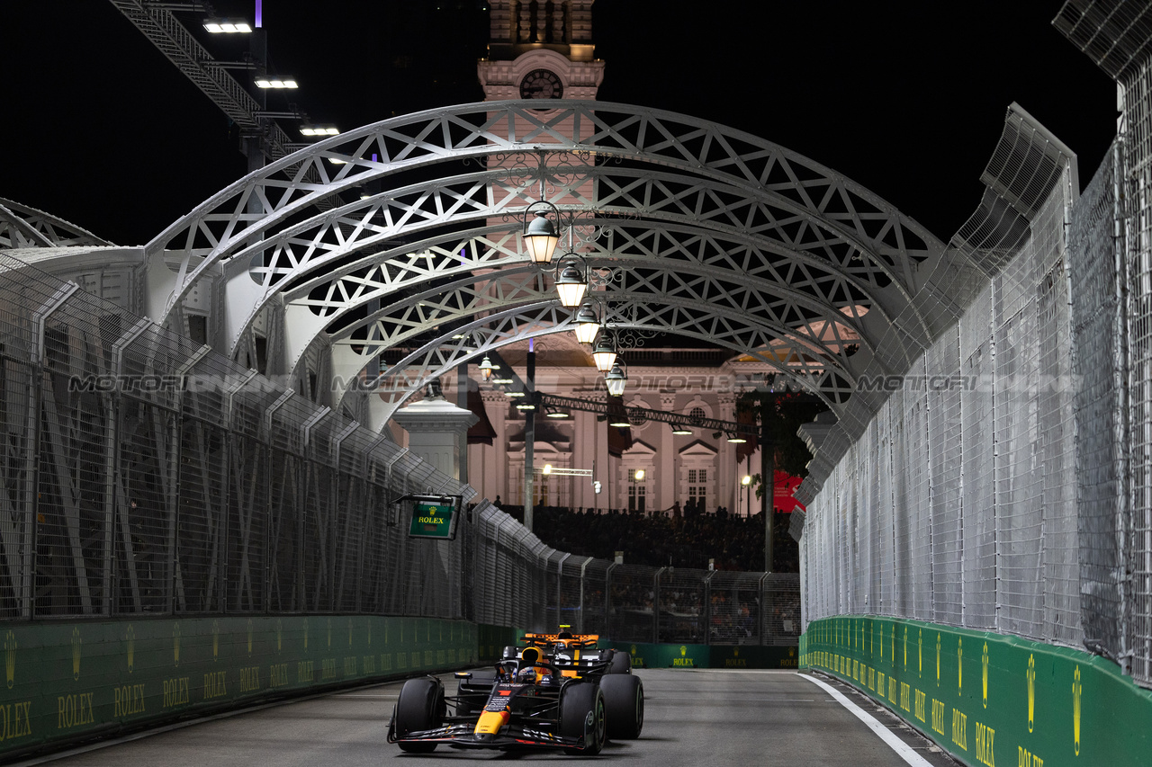 GP SINGAPORE, Max Verstappen (NLD) Red Bull Racing RB19.

17.09.2023. Formula 1 World Championship, Rd 16, Singapore Grand Prix, Marina Bay Street Circuit, Singapore, Gara Day.

 - www.xpbimages.com, EMail: requests@xpbimages.com © Copyright: Rew / XPB Images