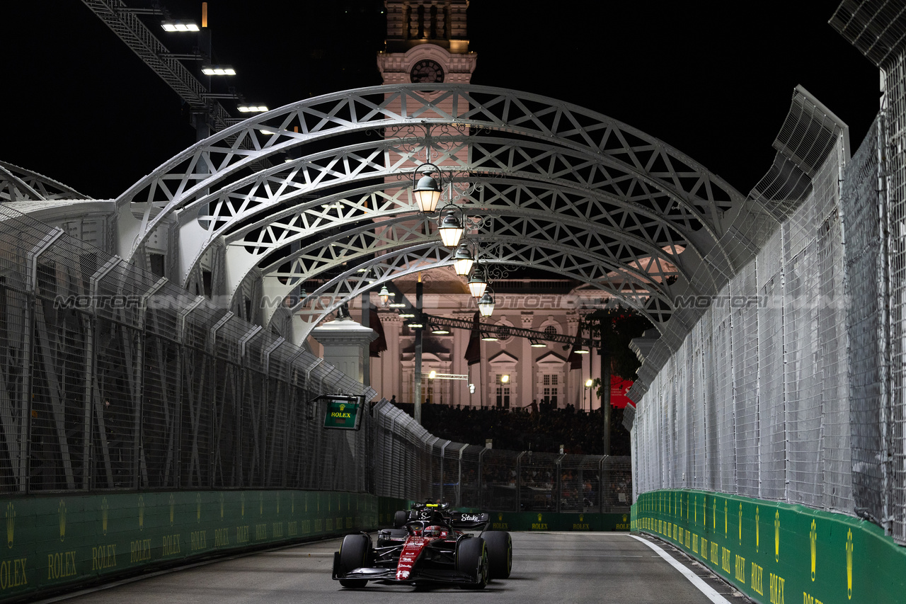 GP SINGAPORE, Zhou Guanyu (CHN) Alfa Romeo F1 Team C43.

17.09.2023. Formula 1 World Championship, Rd 16, Singapore Grand Prix, Marina Bay Street Circuit, Singapore, Gara Day.

 - www.xpbimages.com, EMail: requests@xpbimages.com © Copyright: Rew / XPB Images