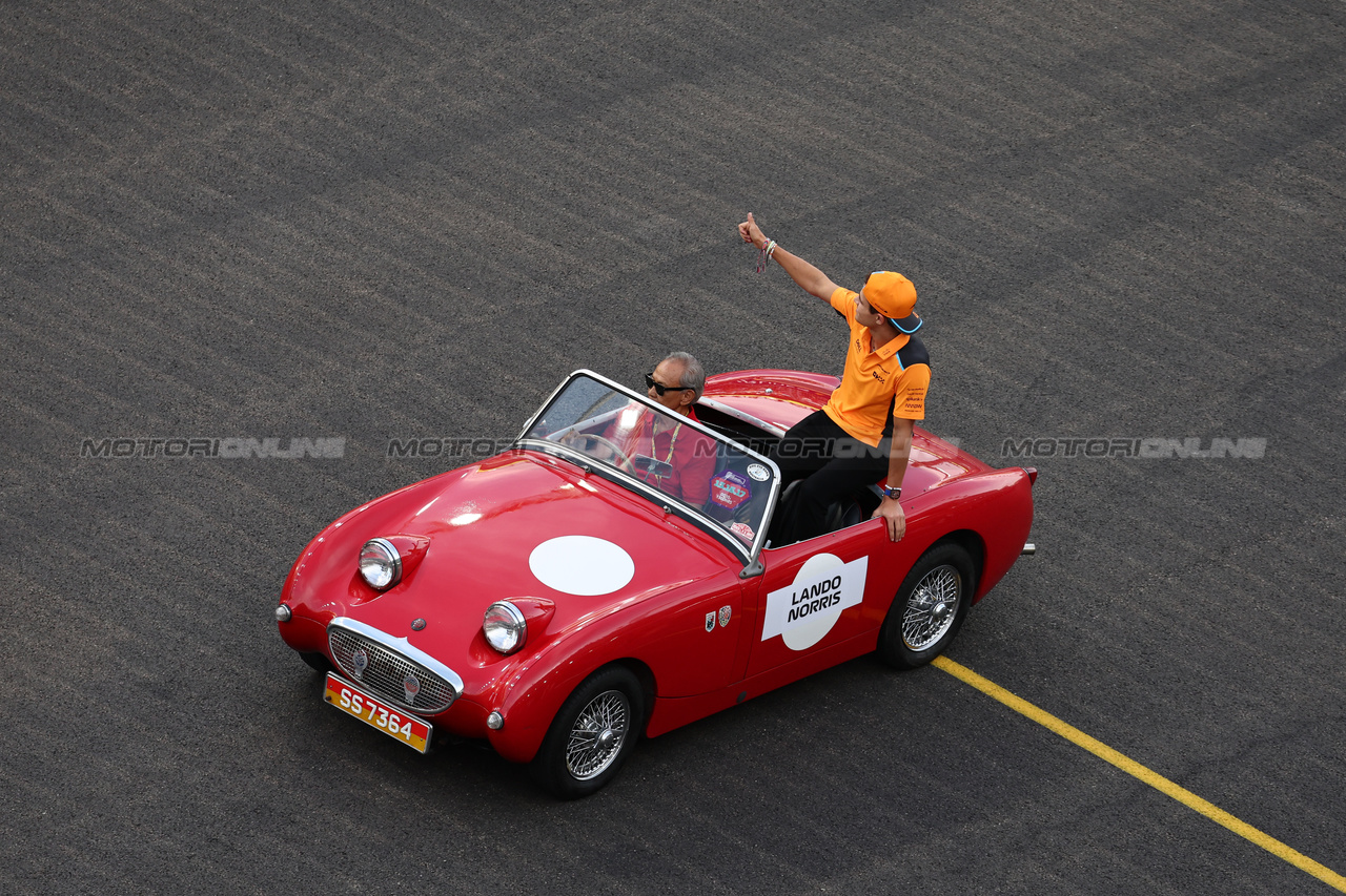 GP SINGAPORE, Lando Norris (GBR) McLaren on the drivers' parade.

17.09.2023. Formula 1 World Championship, Rd 16, Singapore Grand Prix, Marina Bay Street Circuit, Singapore, Gara Day.

- www.xpbimages.com, EMail: requests@xpbimages.com © Copyright: Moy / XPB Images