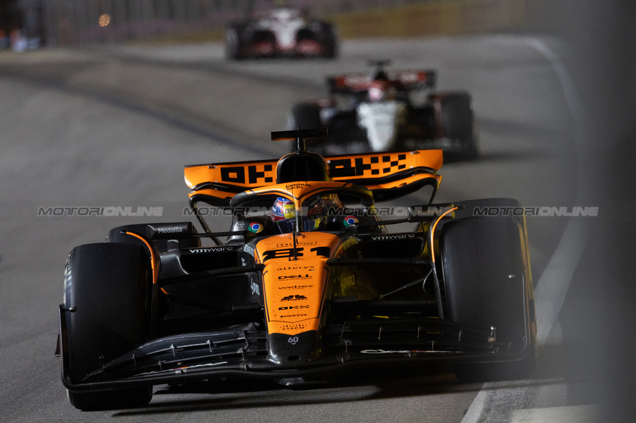 GP SINGAPORE, Oscar Piastri (AUS) McLaren MCL60.

17.09.2023. Formula 1 World Championship, Rd 16, Singapore Grand Prix, Marina Bay Street Circuit, Singapore, Gara Day.

 - www.xpbimages.com, EMail: requests@xpbimages.com © Copyright: Rew / XPB Images