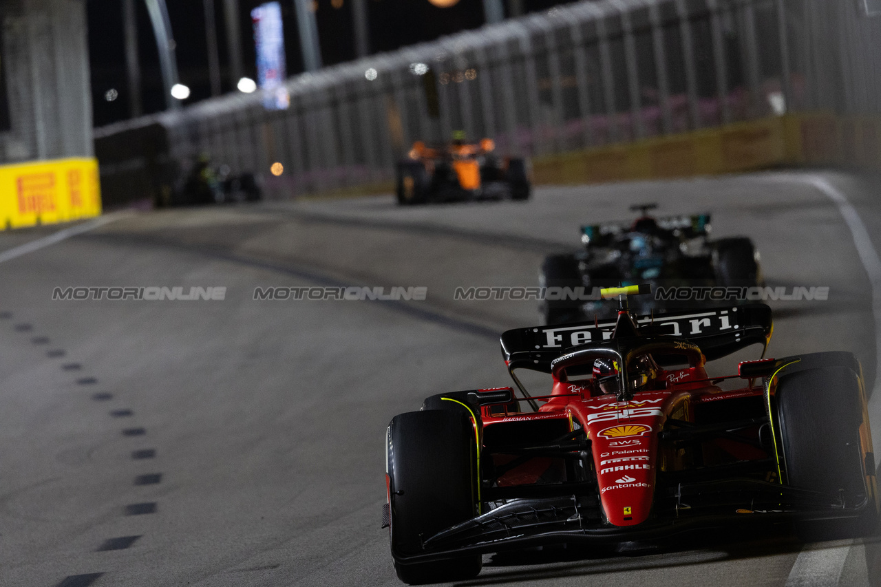 GP SINGAPORE, Carlos Sainz Jr (ESP) Ferrari SF-23.

17.09.2023. Formula 1 World Championship, Rd 16, Singapore Grand Prix, Marina Bay Street Circuit, Singapore, Gara Day.

 - www.xpbimages.com, EMail: requests@xpbimages.com © Copyright: Rew / XPB Images