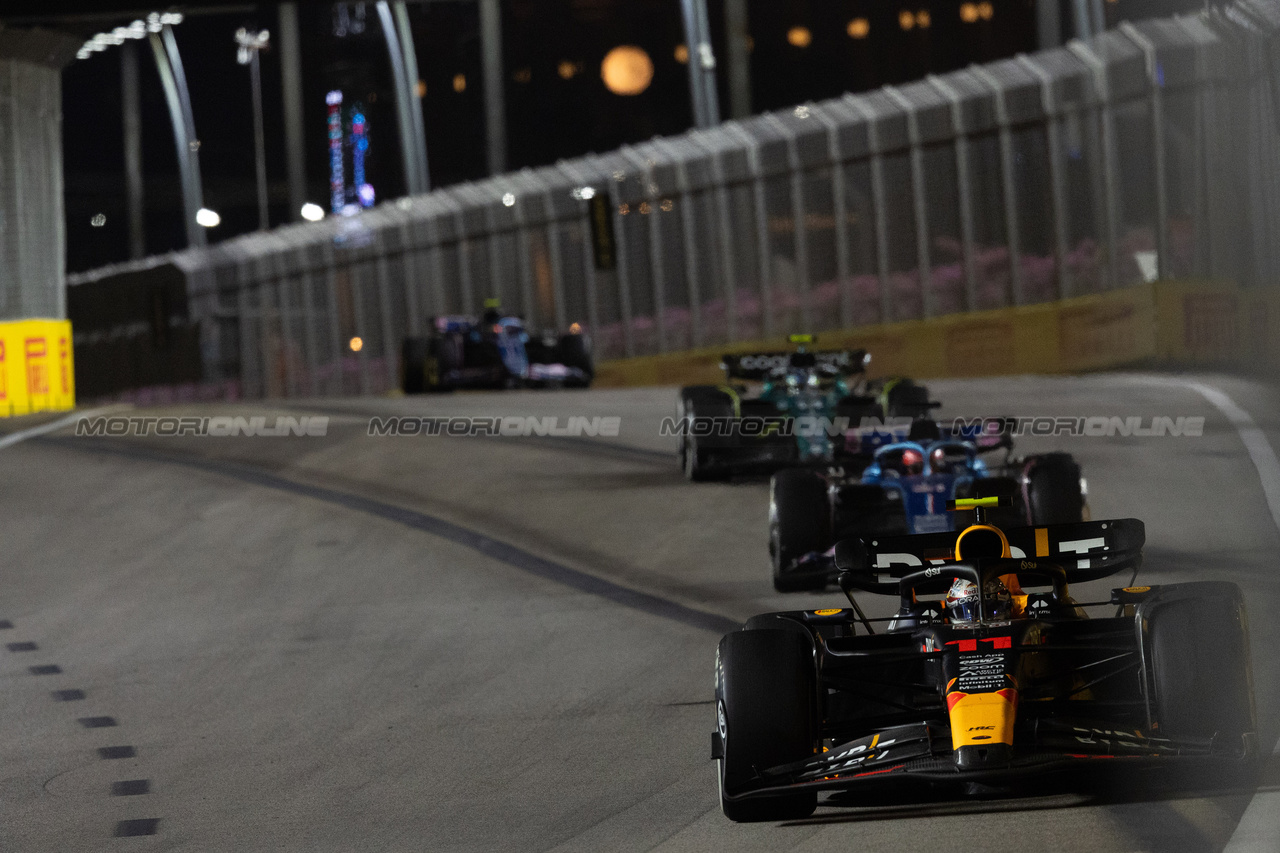 GP SINGAPORE, Sergio Perez (MEX) Red Bull Racing RB19.

17.09.2023. Formula 1 World Championship, Rd 16, Singapore Grand Prix, Marina Bay Street Circuit, Singapore, Gara Day.

 - www.xpbimages.com, EMail: requests@xpbimages.com © Copyright: Rew / XPB Images