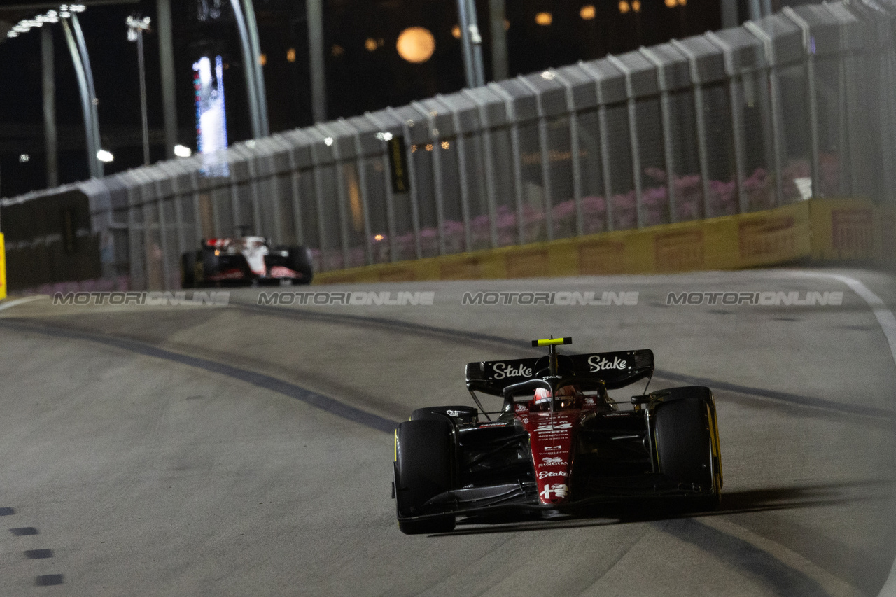 GP SINGAPORE, Zhou Guanyu (CHN) Alfa Romeo F1 Team C43.

17.09.2023. Formula 1 World Championship, Rd 16, Singapore Grand Prix, Marina Bay Street Circuit, Singapore, Gara Day.

 - www.xpbimages.com, EMail: requests@xpbimages.com © Copyright: Rew / XPB Images