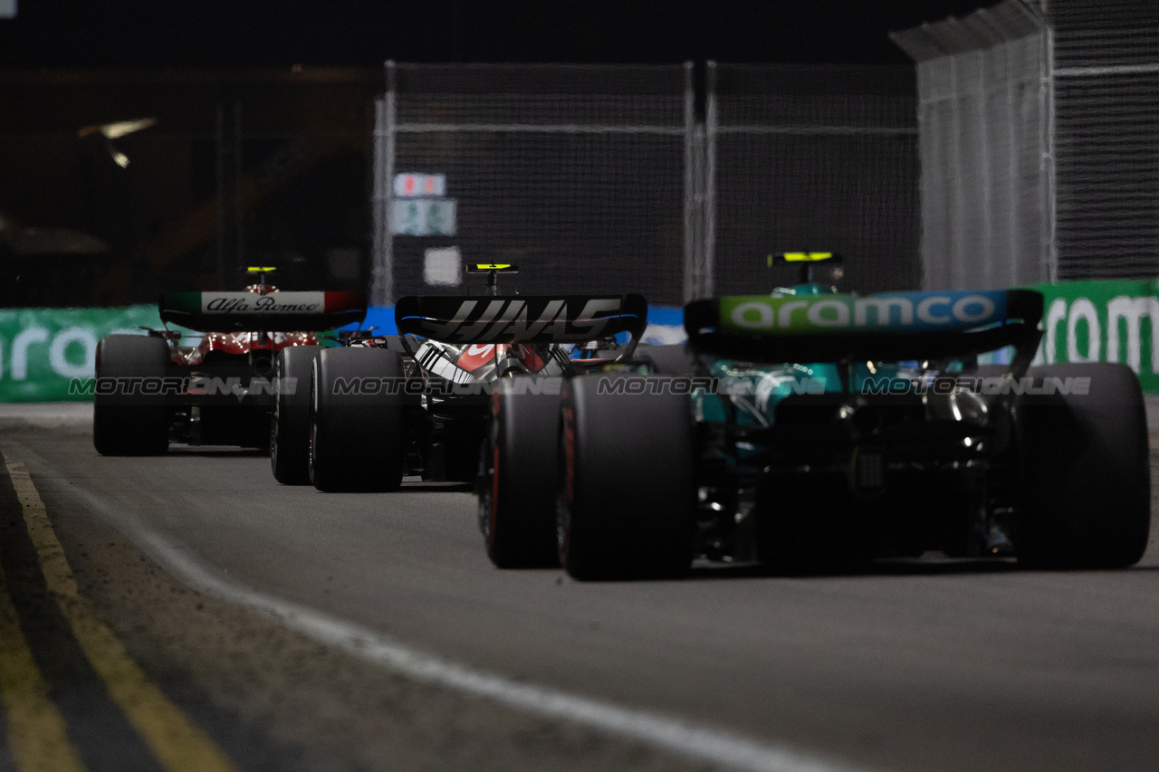 GP SINGAPORE, Zhou Guanyu (CHN) Alfa Romeo F1 Team C43 davanti a Nico Hulkenberg (GER) Haas VF-23 e Fernando Alonso (ESP) Aston Martin F1 Team AMR23.

17.09.2023. Formula 1 World Championship, Rd 16, Singapore Grand Prix, Marina Bay Street Circuit, Singapore, Gara Day.

 - www.xpbimages.com, EMail: requests@xpbimages.com © Copyright: Rew / XPB Images