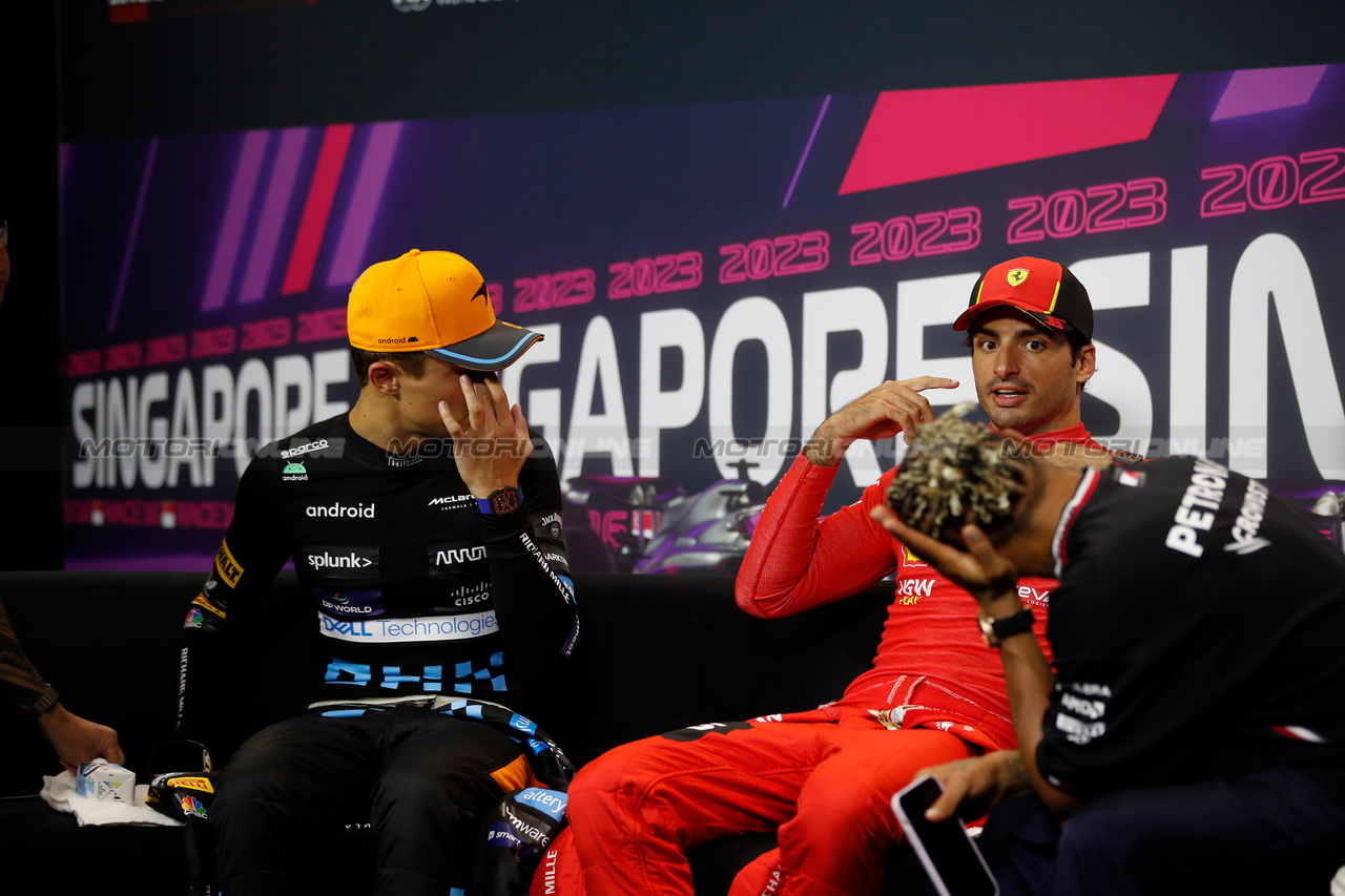 GP SINGAPORE, (L to R): Lando Norris (GBR) McLaren; Carlos Sainz Jr (ESP) Ferrari; e Lewis Hamilton (GBR) Mercedes AMG F1 in the post race FIA Press Conference.

17.09.2023. Formula 1 World Championship, Rd 16, Singapore Grand Prix, Marina Bay Street Circuit, Singapore, Gara Day.

- www.xpbimages.com, EMail: requests@xpbimages.com © Copyright: XPB Images