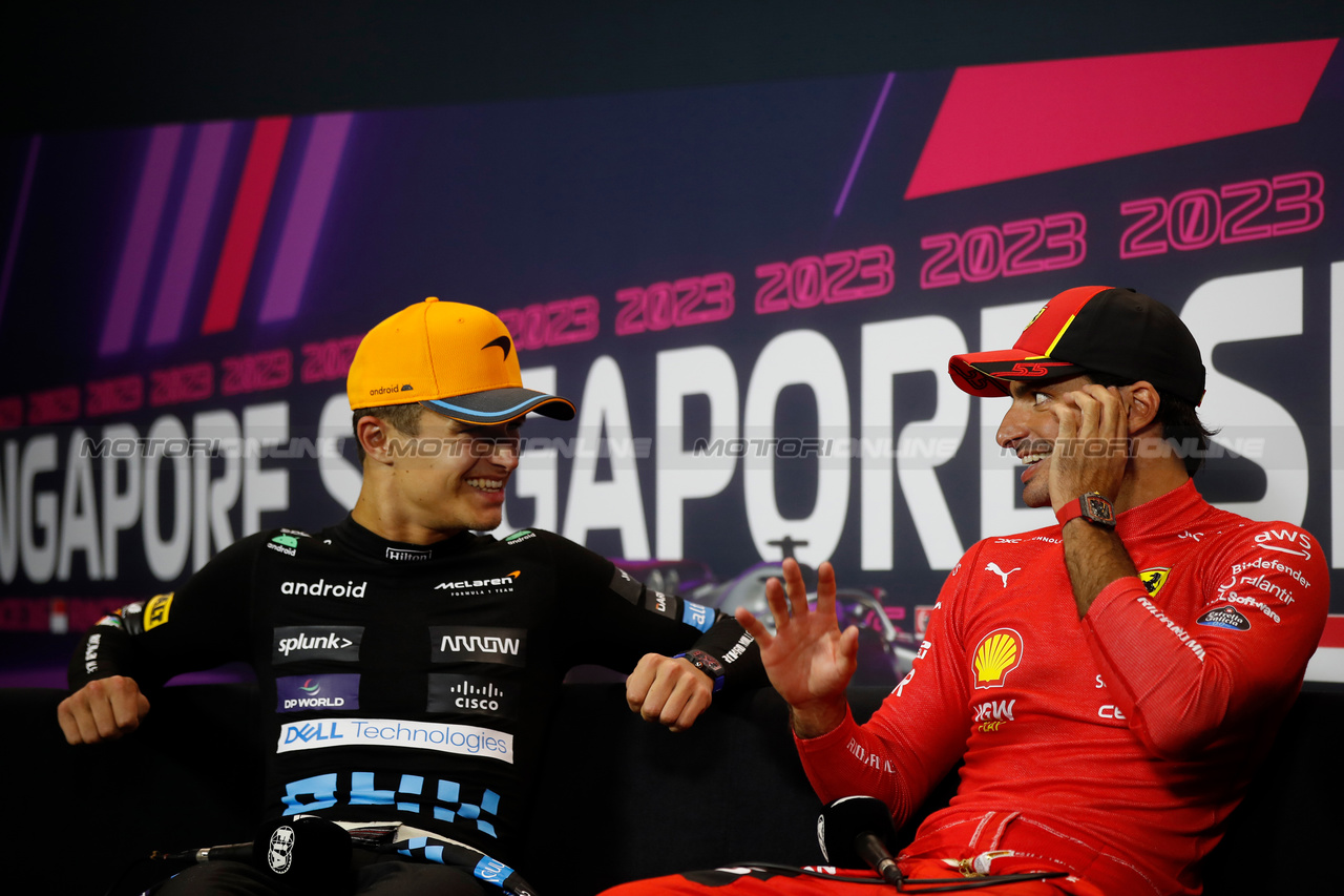 GP SINGAPORE, (L to R): Lando Norris (GBR) McLaren e Carlos Sainz Jr (ESP) Ferrari in the post race FIA Press Conference.

17.09.2023. Formula 1 World Championship, Rd 16, Singapore Grand Prix, Marina Bay Street Circuit, Singapore, Gara Day.

- www.xpbimages.com, EMail: requests@xpbimages.com © Copyright: XPB Images