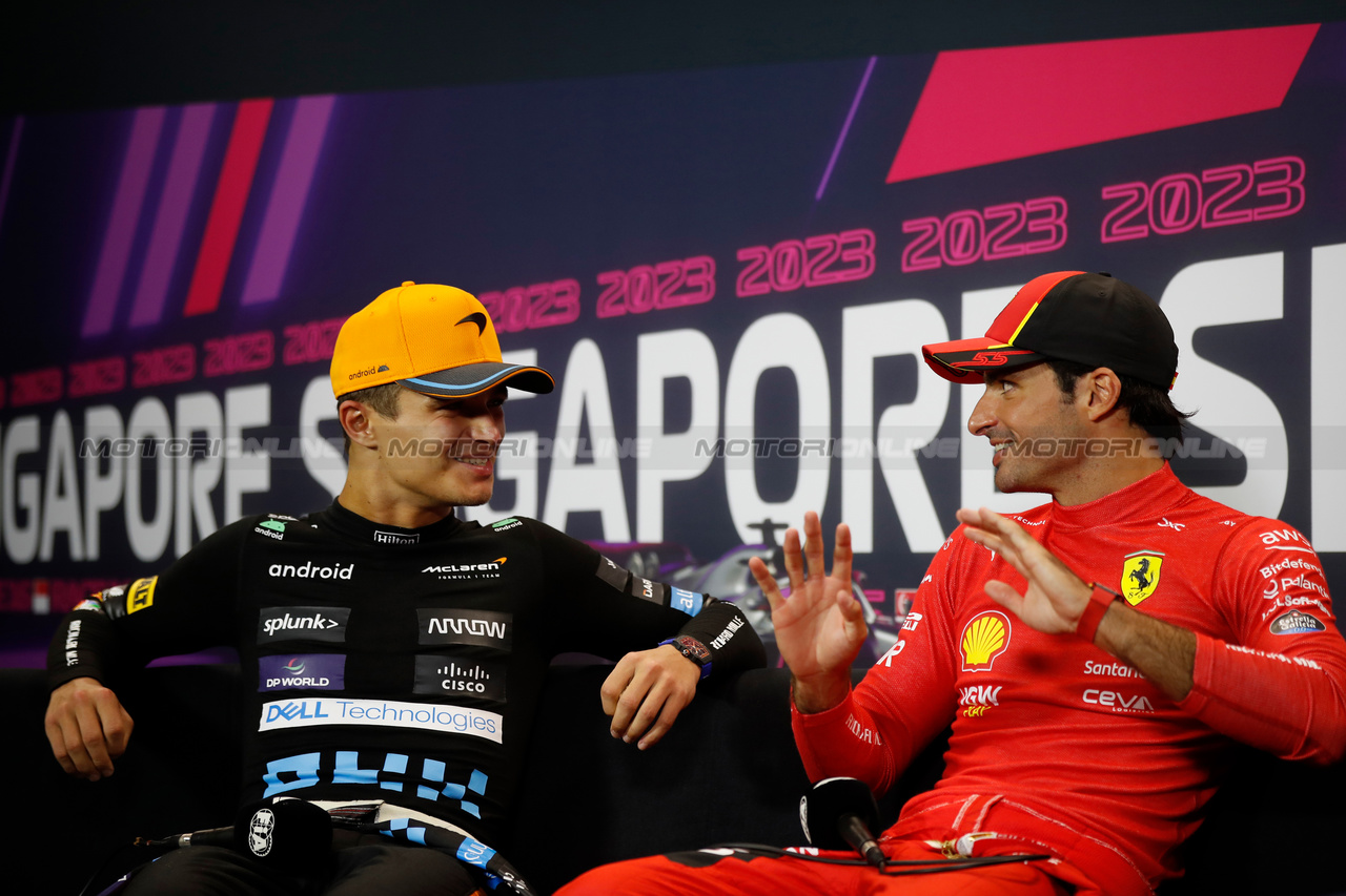 GP SINGAPORE, (L to R): Lando Norris (GBR) McLaren e Carlos Sainz Jr (ESP) Ferrari in the post race FIA Press Conference.

17.09.2023. Formula 1 World Championship, Rd 16, Singapore Grand Prix, Marina Bay Street Circuit, Singapore, Gara Day.

- www.xpbimages.com, EMail: requests@xpbimages.com © Copyright: XPB Images