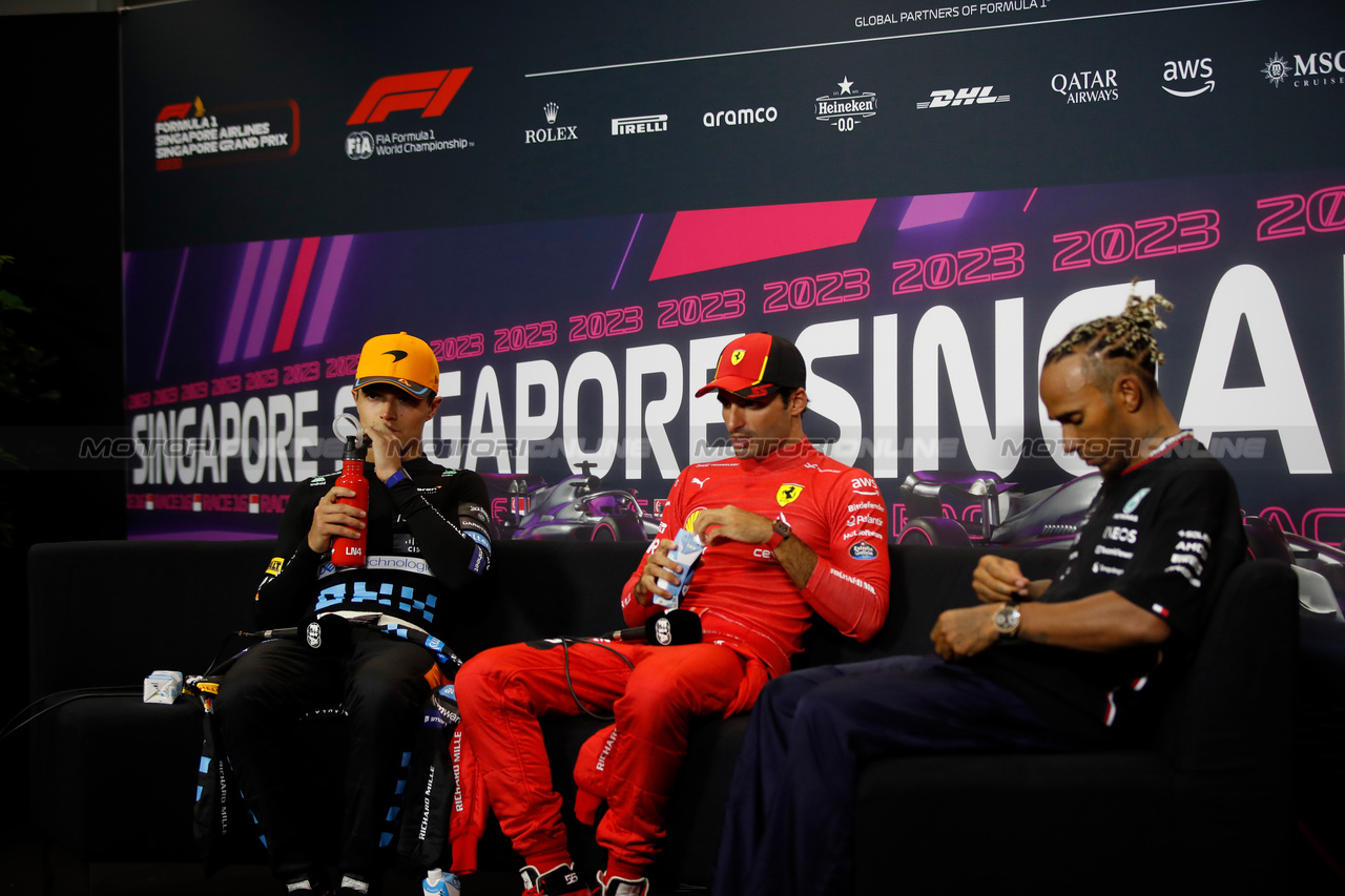 GP SINGAPORE, (L to R): Lando Norris (GBR) McLaren; Carlos Sainz Jr (ESP) Ferrari; e Lewis Hamilton (GBR) Mercedes AMG F1 in the post race FIA Press Conference.

17.09.2023. Formula 1 World Championship, Rd 16, Singapore Grand Prix, Marina Bay Street Circuit, Singapore, Gara Day.

- www.xpbimages.com, EMail: requests@xpbimages.com © Copyright: XPB Images