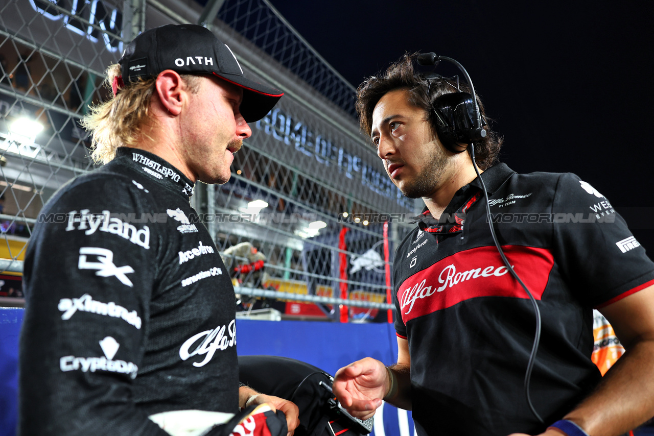 GP SINGAPORE, (L to R): Valtteri Bottas (FIN) Alfa Romeo F1 Team with Alexander Chan, Alfa Romeo F1 Team Gara Engineer on the grid.

17.09.2023. Formula 1 World Championship, Rd 16, Singapore Grand Prix, Marina Bay Street Circuit, Singapore, Gara Day.

- www.xpbimages.com, EMail: requests@xpbimages.com © Copyright: Batchelor / XPB Images