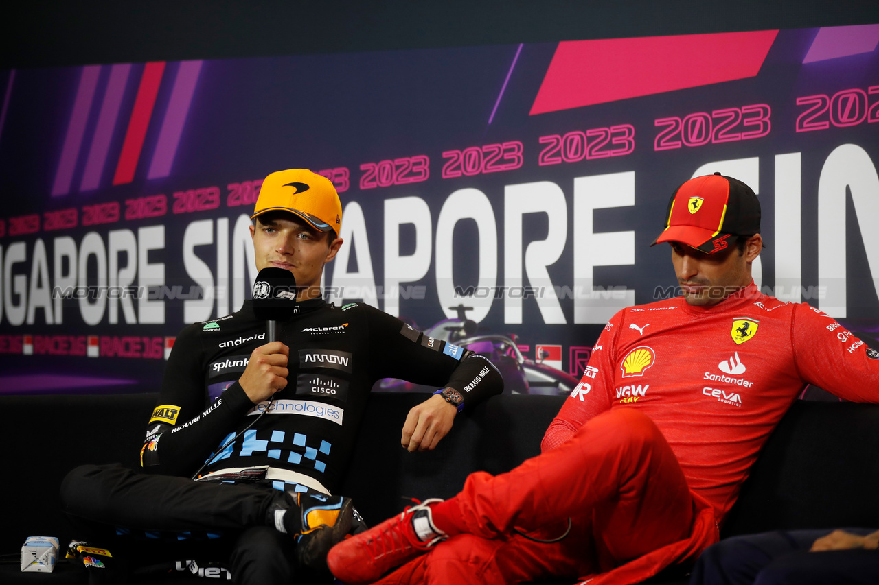 GP SINGAPORE, (L to R): Lando Norris (GBR) McLaren e Carlos Sainz Jr (ESP) Ferrari in the post race FIA Press Conference.

17.09.2023. Formula 1 World Championship, Rd 16, Singapore Grand Prix, Marina Bay Street Circuit, Singapore, Gara Day.

- www.xpbimages.com, EMail: requests@xpbimages.com © Copyright: XPB Images