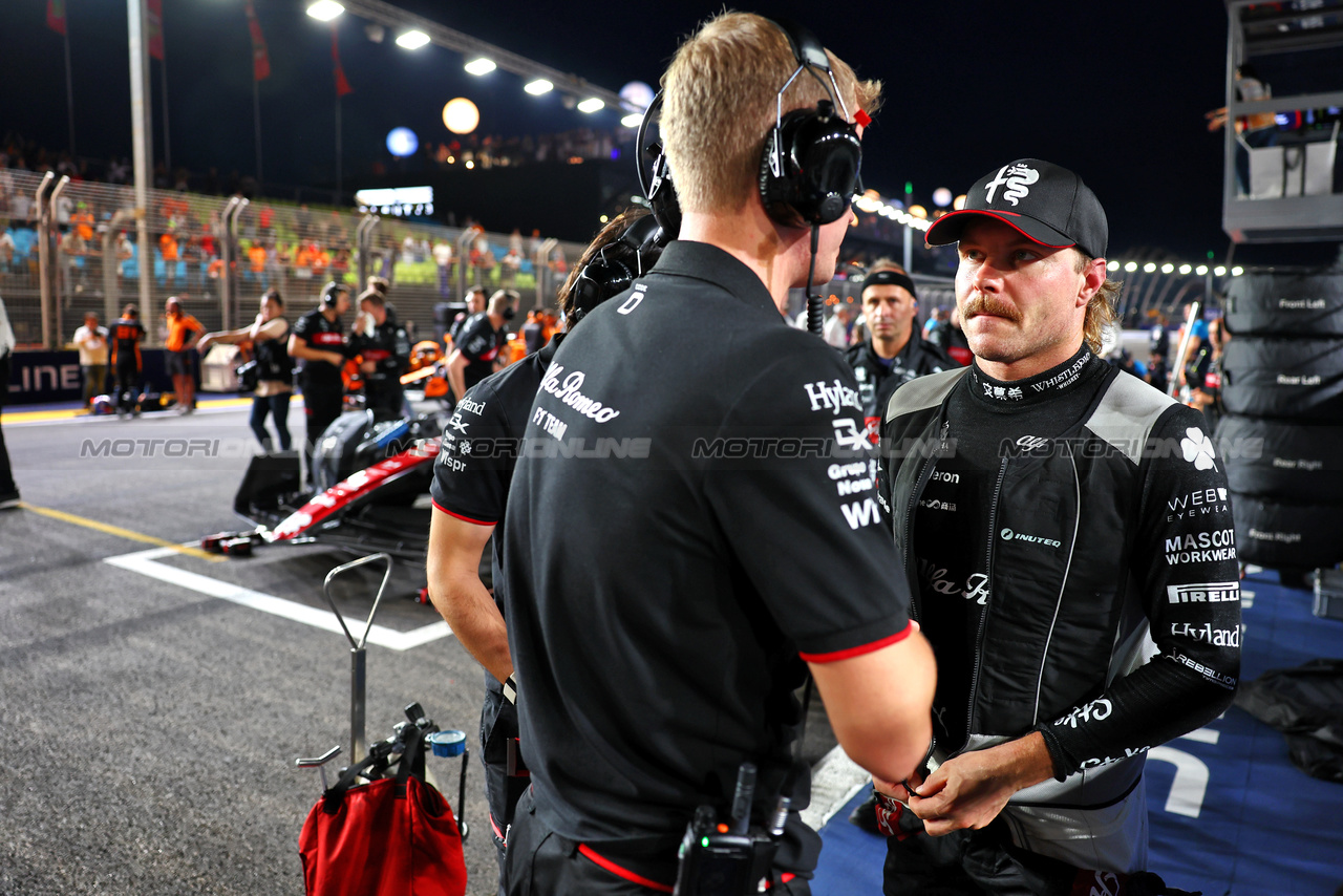 GP SINGAPORE, Valtteri Bottas (FIN) Alfa Romeo F1 Team on the grid.

17.09.2023. Formula 1 World Championship, Rd 16, Singapore Grand Prix, Marina Bay Street Circuit, Singapore, Gara Day.

- www.xpbimages.com, EMail: requests@xpbimages.com © Copyright: Batchelor / XPB Images