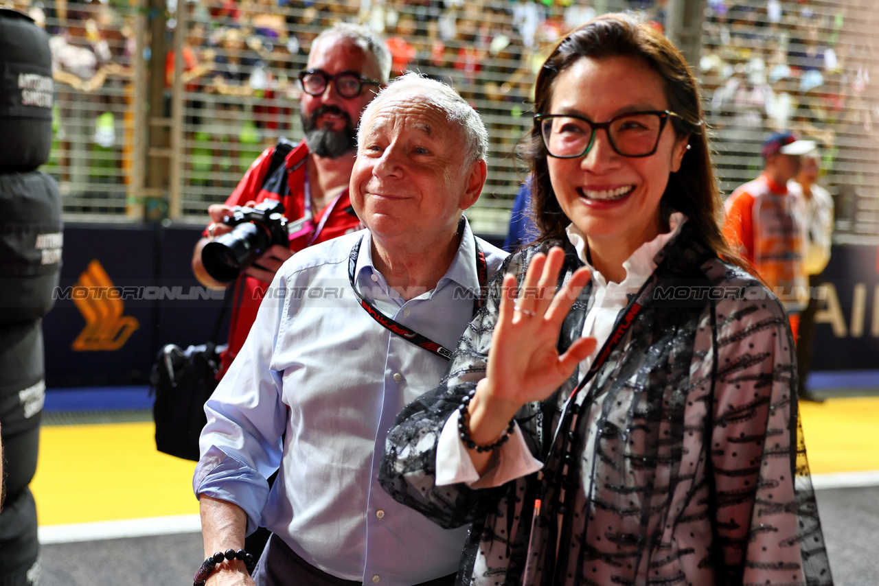 GP SINGAPORE, Jean Todt (FRA) FIA President with sua moglie Michelle Yeoh (MAL) on the grid.

17.09.2023. Formula 1 World Championship, Rd 16, Singapore Grand Prix, Marina Bay Street Circuit, Singapore, Gara Day.

- www.xpbimages.com, EMail: requests@xpbimages.com © Copyright: Batchelor / XPB Images