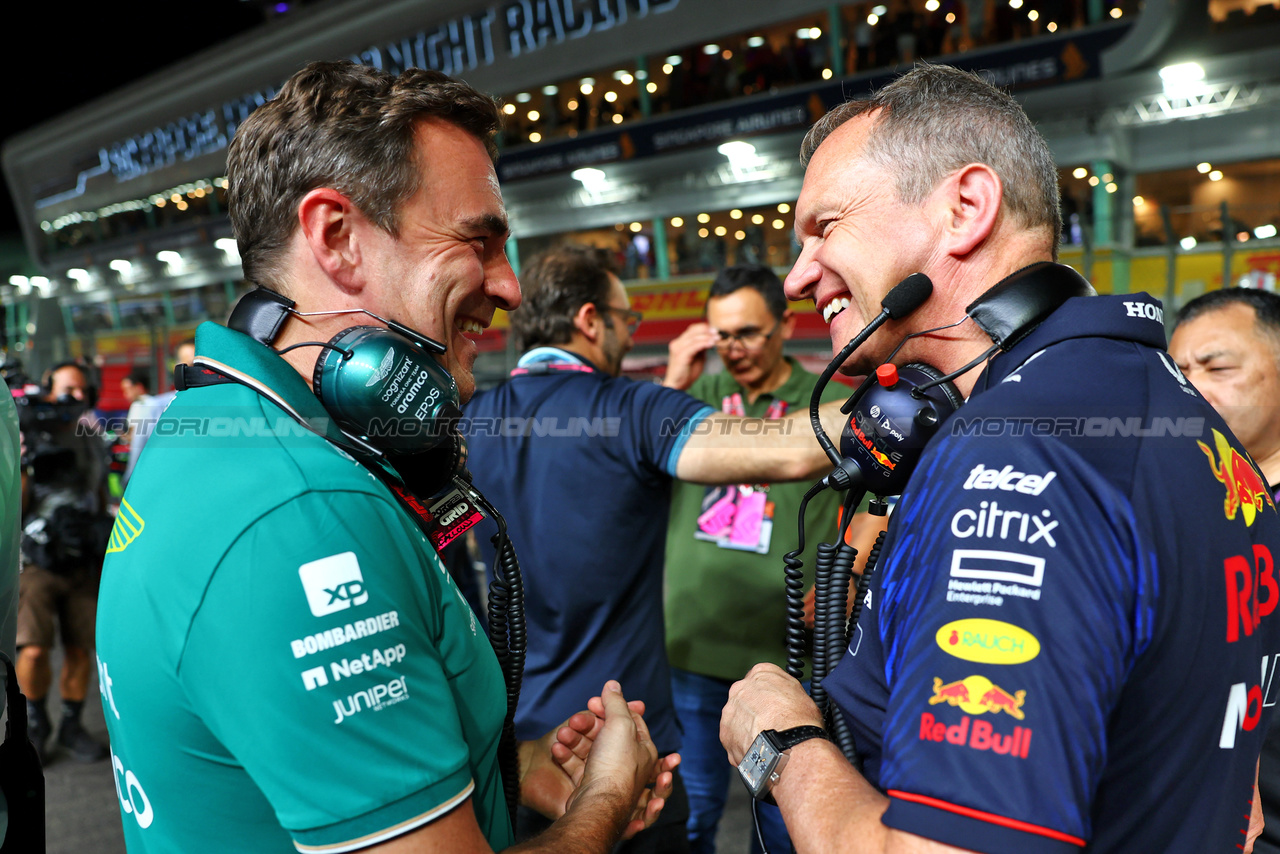 GP SINGAPORE, (L to R): Dan Fallows (GBR) Aston Martin F1 Team Technical Director with Paul Monaghan (GBR) Red Bull Racing Chief Engineer on the grid.

17.09.2023. Formula 1 World Championship, Rd 16, Singapore Grand Prix, Marina Bay Street Circuit, Singapore, Gara Day.

- www.xpbimages.com, EMail: requests@xpbimages.com © Copyright: Batchelor / XPB Images