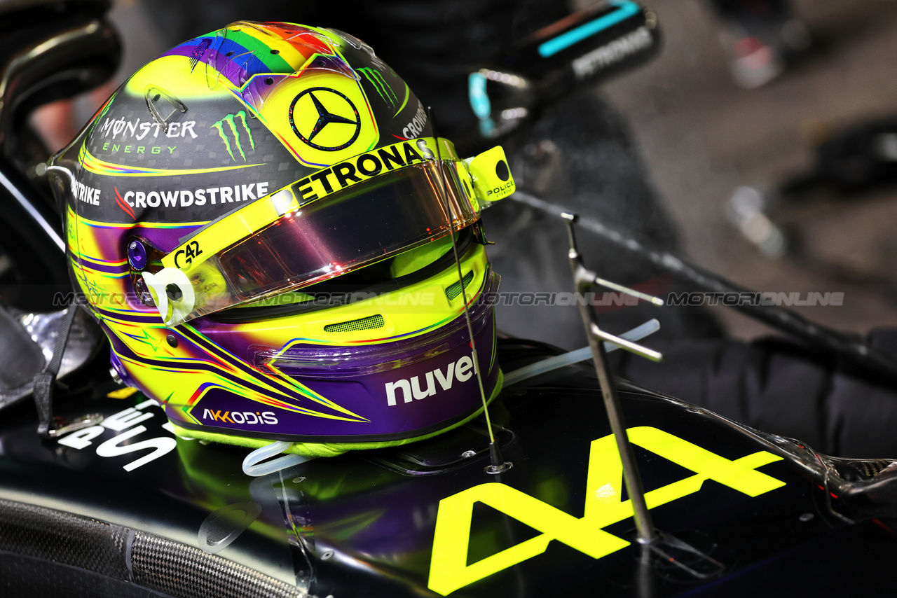 GP SINGAPORE, The helmet of Lewis Hamilton (GBR) Mercedes AMG F1 on the grid.

17.09.2023. Formula 1 World Championship, Rd 16, Singapore Grand Prix, Marina Bay Street Circuit, Singapore, Gara Day.

- www.xpbimages.com, EMail: requests@xpbimages.com © Copyright: Batchelor / XPB Images