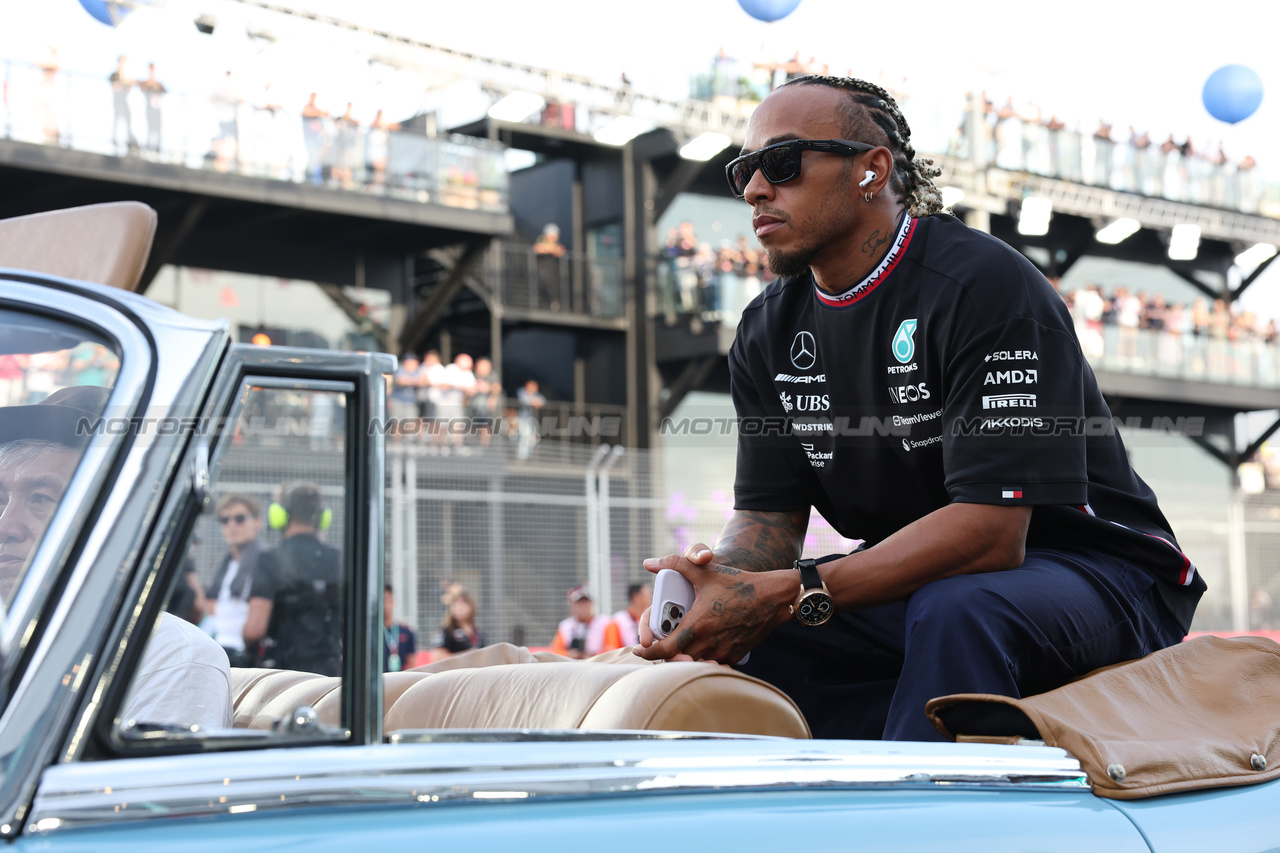 GP SINGAPORE, Lewis Hamilton (GBR) Mercedes AMG F1 on the drivers' parade.

17.09.2023. Formula 1 World Championship, Rd 16, Singapore Grand Prix, Marina Bay Street Circuit, Singapore, Gara Day.

 - www.xpbimages.com, EMail: requests@xpbimages.com © Copyright: Rew / XPB Images