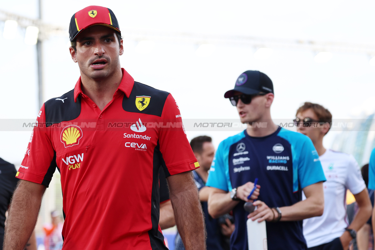 GP SINGAPORE, Carlos Sainz Jr (ESP) Ferrari on the drivers' parade.

17.09.2023. Formula 1 World Championship, Rd 16, Singapore Grand Prix, Marina Bay Street Circuit, Singapore, Gara Day.

 - www.xpbimages.com, EMail: requests@xpbimages.com © Copyright: Rew / XPB Images