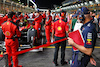 GP SINGAPORE, Adrian Newey (GBR) Red Bull Racing Chief Technical Officer looks at Carlos Sainz Jr (ESP) Ferrari SF-23 on the grid.
17.09.2023. Formula 1 World Championship, Rd 16, Singapore Grand Prix, Marina Bay Street Circuit, Singapore, Gara Day.
 - www.xpbimages.com, EMail: requests@xpbimages.com © Copyright: Coates / XPB Images