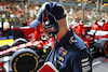 GP SINGAPORE, Adrian Newey (GBR) Red Bull Racing Chief Technical Officer looks at Carlos Sainz Jr (ESP) Ferrari SF-23 on the grid.
17.09.2023. Formula 1 World Championship, Rd 16, Singapore Grand Prix, Marina Bay Street Circuit, Singapore, Gara Day.
 - www.xpbimages.com, EMail: requests@xpbimages.com © Copyright: Coates / XPB Images