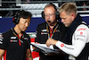 GP SINGAPORE, Kevin Magnussen (DEN) Haas F1 Team with Ayao Komatsu (JPN) Haas F1 Team Gara Engineer e Mark Slade (GBR) Haas F1 Team Gara Engineer on the grid.
17.09.2023. Formula 1 World Championship, Rd 16, Singapore Grand Prix, Marina Bay Street Circuit, Singapore, Gara Day.
 - www.xpbimages.com, EMail: requests@xpbimages.com © Copyright: Coates / XPB Images