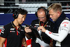 GP SINGAPORE, Kevin Magnussen (DEN) Haas F1 Team with Ayao Komatsu (JPN) Haas F1 Team Gara Engineer e Mark Slade (GBR) Haas F1 Team Gara Engineer on the grid.
17.09.2023. Formula 1 World Championship, Rd 16, Singapore Grand Prix, Marina Bay Street Circuit, Singapore, Gara Day.
 - www.xpbimages.com, EMail: requests@xpbimages.com © Copyright: Coates / XPB Images