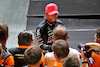 GP SINGAPORE, Lewis Hamilton (GBR) Mercedes AMG F1 celebrates his third position with the McLaren team in parc ferme.
17.09.2023. Formula 1 World Championship, Rd 16, Singapore Grand Prix, Marina Bay Street Circuit, Singapore, Gara Day.
- www.xpbimages.com, EMail: requests@xpbimages.com © Copyright: Moy / XPB Images