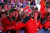 GP SINGAPORE, Gara winner Carlos Sainz Jr (ESP) Ferrari celebrates in parc ferme.
17.09.2023. Formula 1 World Championship, Rd 16, Singapore Grand Prix, Marina Bay Street Circuit, Singapore, Gara Day.
- www.xpbimages.com, EMail: requests@xpbimages.com © Copyright: Moy / XPB Images