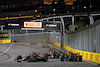 GP SINGAPORE, Max Verstappen (NLD) Red Bull Racing RB19 e George Russell (GBR) Mercedes AMG F1 W14 battle for position.
17.09.2023. Formula 1 World Championship, Rd 16, Singapore Grand Prix, Marina Bay Street Circuit, Singapore, Gara Day.
- www.xpbimages.com, EMail: requests@xpbimages.com © Copyright: Bearne / XPB Images