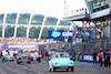 GP SINGAPORE, Logan Sargeant (USA) Williams Racing on the drivers' parade.
17.09.2023. Formula 1 World Championship, Rd 16, Singapore Grand Prix, Marina Bay Street Circuit, Singapore, Gara Day.
 - www.xpbimages.com, EMail: requests@xpbimages.com © Copyright: Coates / XPB Images