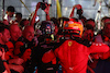 GP SINGAPORE, Gara winner Carlos Sainz Jr (ESP) Ferrari celebrates in parc ferme with Lando Norris (GBR) McLaren.
17.09.2023. Formula 1 World Championship, Rd 16, Singapore Grand Prix, Marina Bay Street Circuit, Singapore, Gara Day.
 - www.xpbimages.com, EMail: requests@xpbimages.com © Copyright: Coates / XPB Images