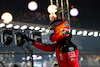 GP SINGAPORE, Gara winner Carlos Sainz Jr (ESP) Ferrari celebrates in parc ferme.
17.09.2023. Formula 1 World Championship, Rd 16, Singapore Grand Prix, Marina Bay Street Circuit, Singapore, Gara Day.
 - www.xpbimages.com, EMail: requests@xpbimages.com © Copyright: Coates / XPB Images