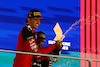 GP SINGAPORE, Gara winner Carlos Sainz Jr (ESP) Ferrari celebrates on the podium.
17.09.2023. Formula 1 World Championship, Rd 16, Singapore Grand Prix, Marina Bay Street Circuit, Singapore, Gara Day.
 - www.xpbimages.com, EMail: requests@xpbimages.com © Copyright: Coates / XPB Images