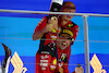 GP SINGAPORE, Gara winner Carlos Sainz Jr (ESP) Ferrari celebrates on the podium with Frederic Vasseur (FRA) Ferrari Team Principal.
17.09.2023. Formula 1 World Championship, Rd 16, Singapore Grand Prix, Marina Bay Street Circuit, Singapore, Gara Day.
 - www.xpbimages.com, EMail: requests@xpbimages.com © Copyright: Coates / XPB Images