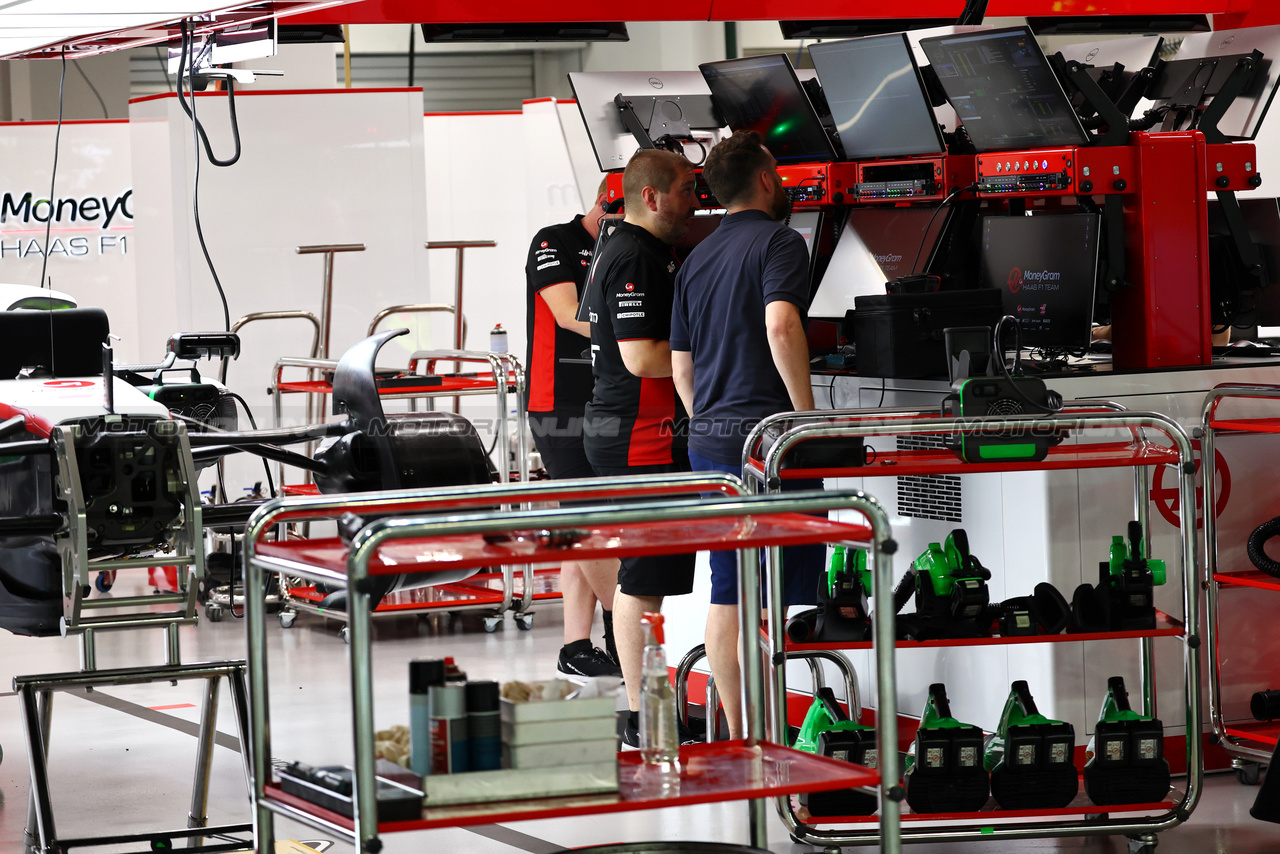 GP SINGAPORE, Haas F1 Team pit garage.

14.09.2023. Formula 1 World Championship, Rd 16, Singapore Grand Prix, Marina Bay Street Circuit, Singapore, Preparation Day.

- www.xpbimages.com, EMail: requests@xpbimages.com © Copyright: Batchelor / XPB Images