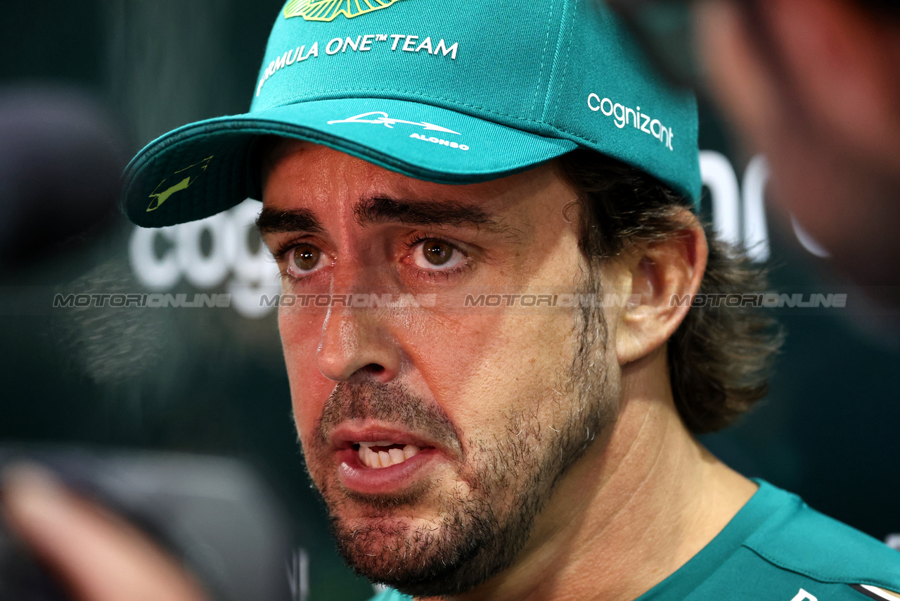 GP SINGAPORE, Fernando Alonso (ESP) Aston Martin F1 Team with the media.

14.09.2023. Formula 1 World Championship, Rd 16, Singapore Grand Prix, Marina Bay Street Circuit, Singapore, Preparation Day.

 - www.xpbimages.com, EMail: requests@xpbimages.com © Copyright: Rew / XPB Images