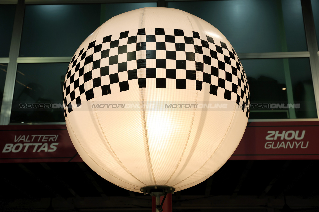 GP SINGAPORE, Circuit Atmosfera - Alfa Romeo F1 Team lighting.

14.09.2023. Formula 1 World Championship, Rd 16, Singapore Grand Prix, Marina Bay Street Circuit, Singapore, Preparation Day.

 - www.xpbimages.com, EMail: requests@xpbimages.com © Copyright: Rew / XPB Images