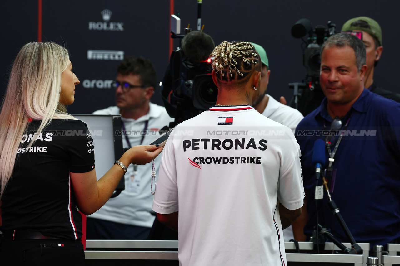 GP SINGAPORE, Lewis Hamilton (GBR) Mercedes AMG F1 with Ted Kravitz (GBR) Sky Sports Pitlane Reporter.

14.09.2023. Formula 1 World Championship, Rd 16, Singapore Grand Prix, Marina Bay Street Circuit, Singapore, Preparation Day.

 - www.xpbimages.com, EMail: requests@xpbimages.com © Copyright: Coates / XPB Images