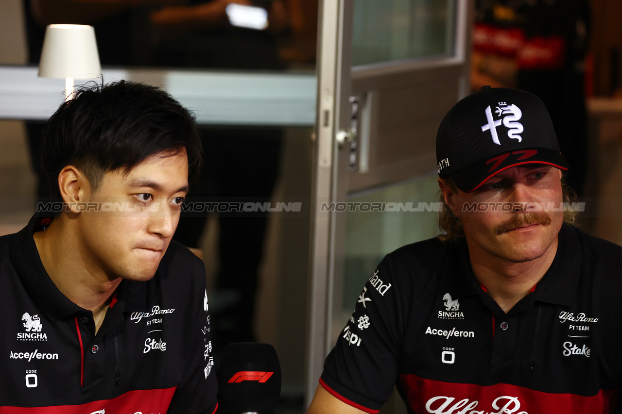 GP SINGAPORE, (L to R): Zhou Guanyu (CHN) Alfa Romeo F1 Team e team mate Valtteri Bottas (FIN) Alfa Romeo F1 Team.

14.09.2023. Formula 1 World Championship, Rd 16, Singapore Grand Prix, Marina Bay Street Circuit, Singapore, Preparation Day.

 - www.xpbimages.com, EMail: requests@xpbimages.com © Copyright: Coates / XPB Images