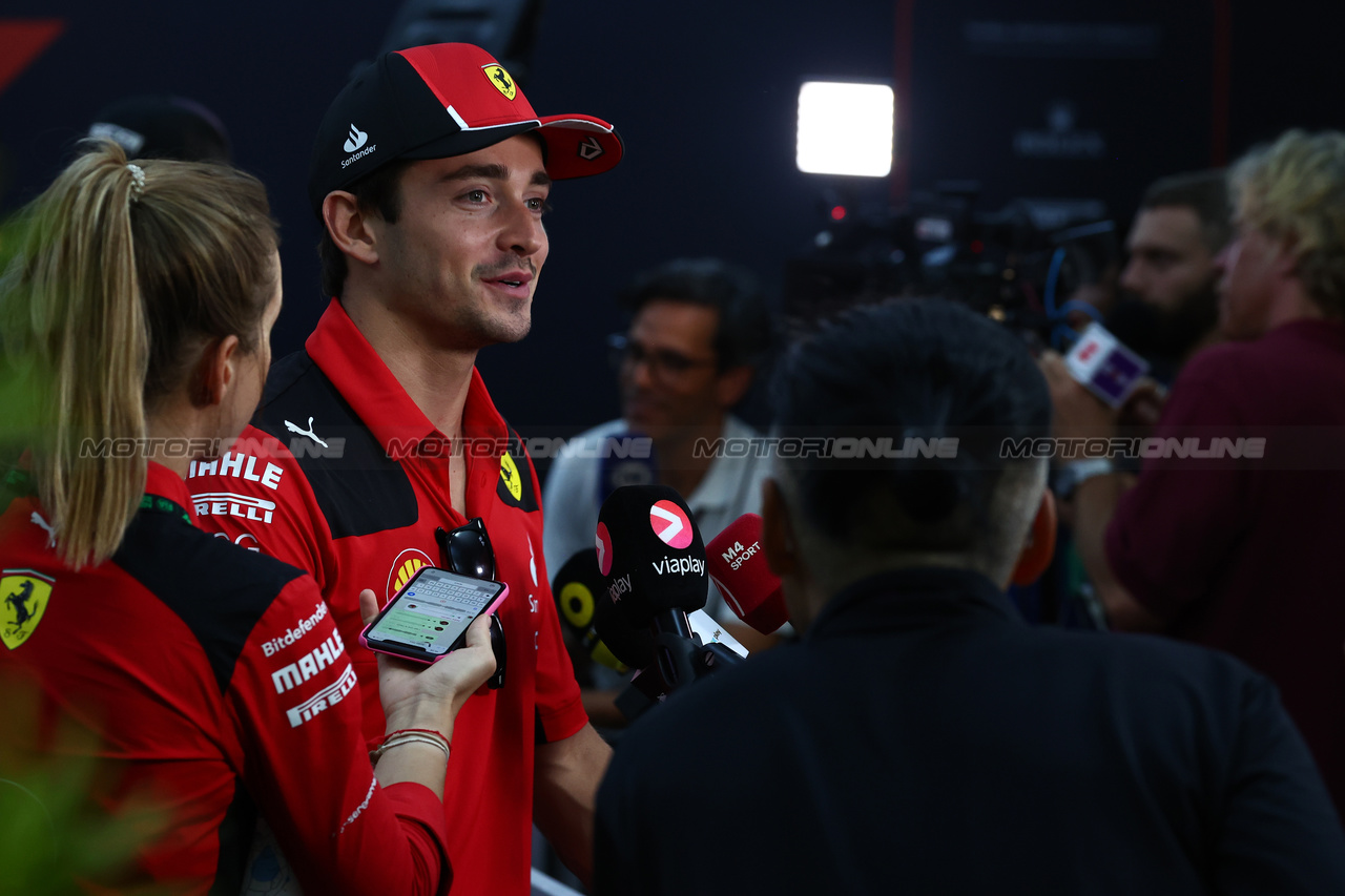 GP SINGAPORE, Charles Leclerc (MON) Ferrari with the media.

14.09.2023. Formula 1 World Championship, Rd 16, Singapore Grand Prix, Marina Bay Street Circuit, Singapore, Preparation Day.

 - www.xpbimages.com, EMail: requests@xpbimages.com © Copyright: Coates / XPB Images