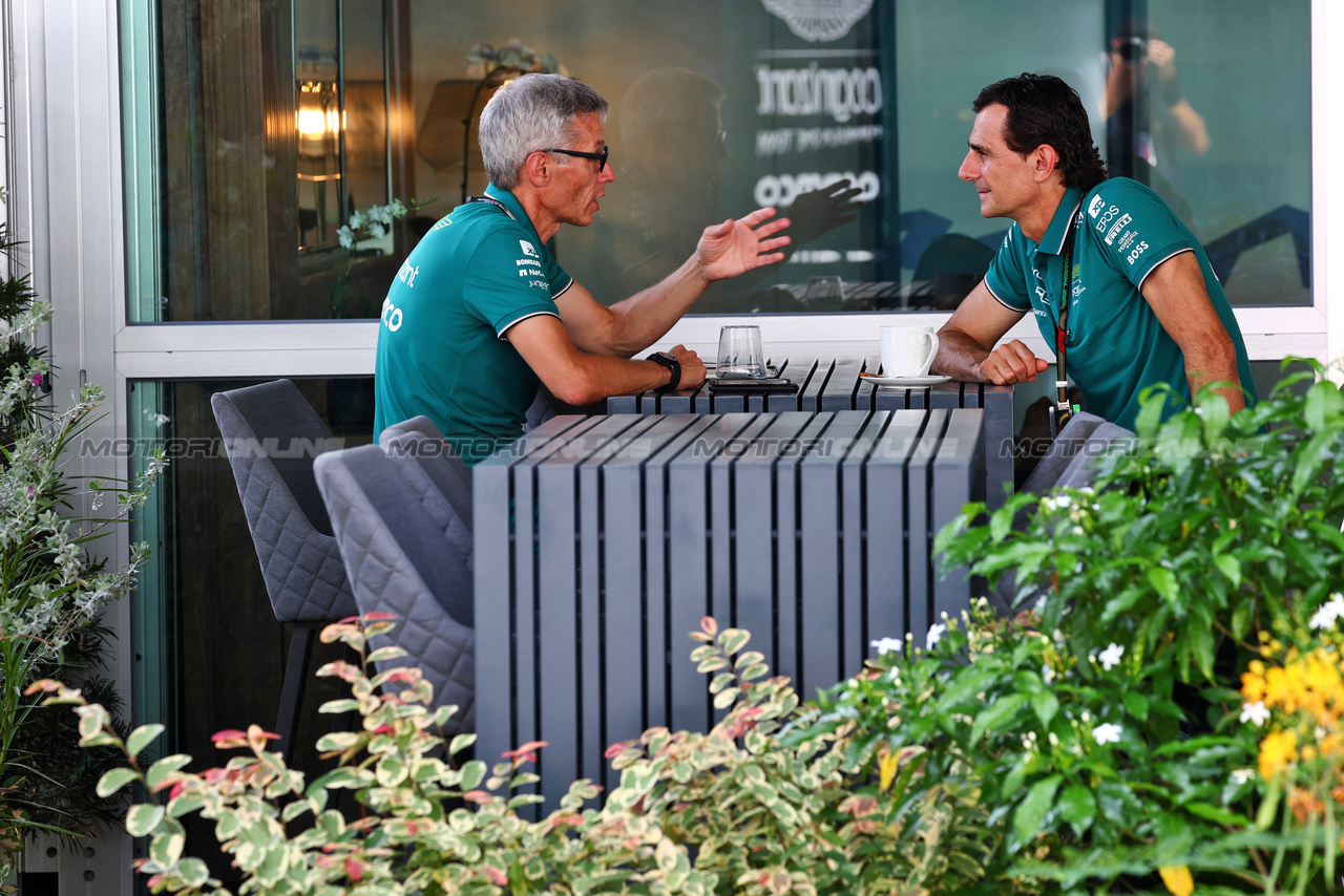 GP SINGAPORE, (L to R): Mike Krack (LUX) Aston Martin F1 Team, Team Principal with Pedro De La Rosa (ESP) Aston Martin F1 Team, Team Ambassador.

14.09.2023. Formula 1 World Championship, Rd 16, Singapore Grand Prix, Marina Bay Street Circuit, Singapore, Preparation Day.

 - www.xpbimages.com, EMail: requests@xpbimages.com © Copyright: Coates / XPB Images