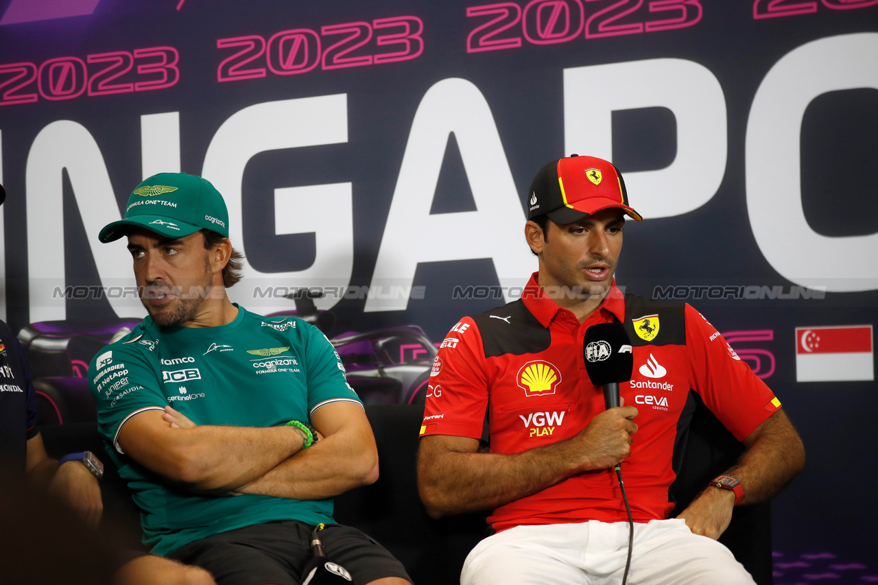 GP SINGAPORE, (L to R): Fernando Alonso (ESP) Aston Martin F1 Team e Carlos Sainz Jr (ESP) Ferrari in the FIA Press Conference.

14.09.2023. Formula 1 World Championship, Rd 16, Singapore Grand Prix, Marina Bay Street Circuit, Singapore, Preparation Day.

- www.xpbimages.com, EMail: requests@xpbimages.com © Copyright: XPB Images