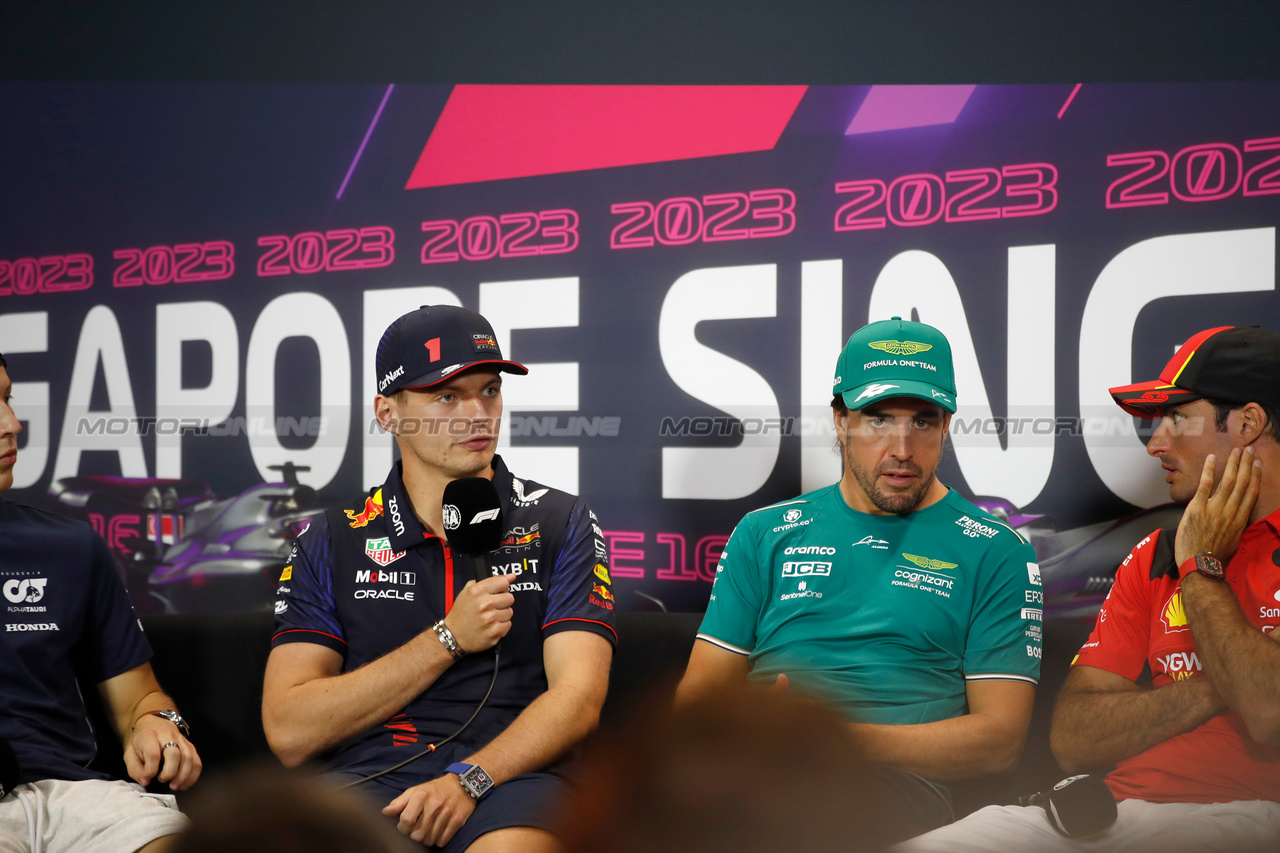 GP SINGAPORE, (L to R): Max Verstappen (NLD) Red Bull Racing; Fernando Alonso (ESP) Aston Martin F1 Team; e Carlos Sainz Jr (ESP) Ferrari, in the FIA Press Conference.

14.09.2023. Formula 1 World Championship, Rd 16, Singapore Grand Prix, Marina Bay Street Circuit, Singapore, Preparation Day.

- www.xpbimages.com, EMail: requests@xpbimages.com © Copyright: XPB Images