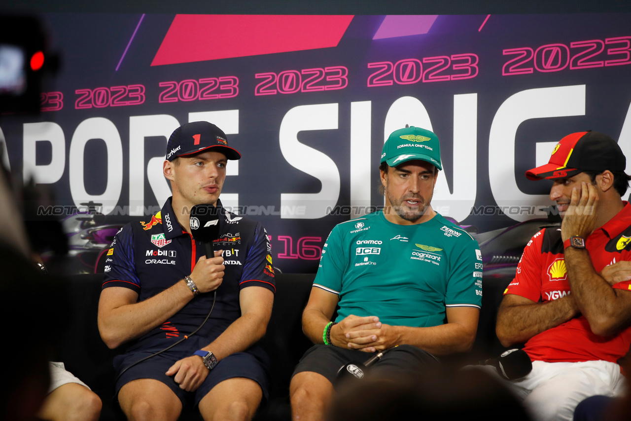 GP SINGAPORE, (L to R): Max Verstappen (NLD) Red Bull Racing; Fernando Alonso (ESP) Aston Martin F1 Team; e Carlos Sainz Jr (ESP) Ferrari, in the FIA Press Conference.

14.09.2023. Formula 1 World Championship, Rd 16, Singapore Grand Prix, Marina Bay Street Circuit, Singapore, Preparation Day.

- www.xpbimages.com, EMail: requests@xpbimages.com © Copyright: XPB Images