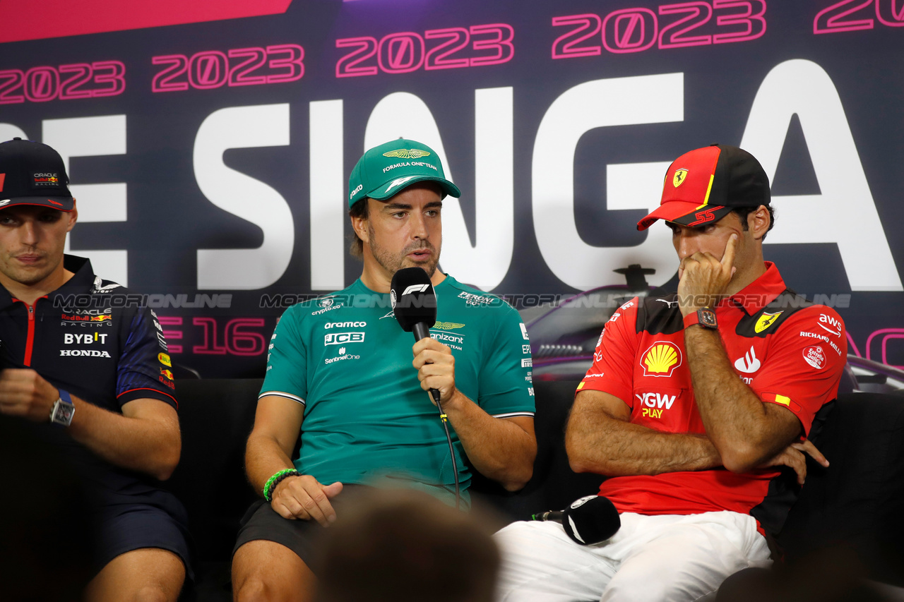 GP SINGAPORE, (L to R): Fernando Alonso (ESP) Aston Martin F1 Team e Carlos Sainz Jr (ESP) Ferrari in the FIA Press Conference.

14.09.2023. Formula 1 World Championship, Rd 16, Singapore Grand Prix, Marina Bay Street Circuit, Singapore, Preparation Day.

- www.xpbimages.com, EMail: requests@xpbimages.com © Copyright: XPB Images