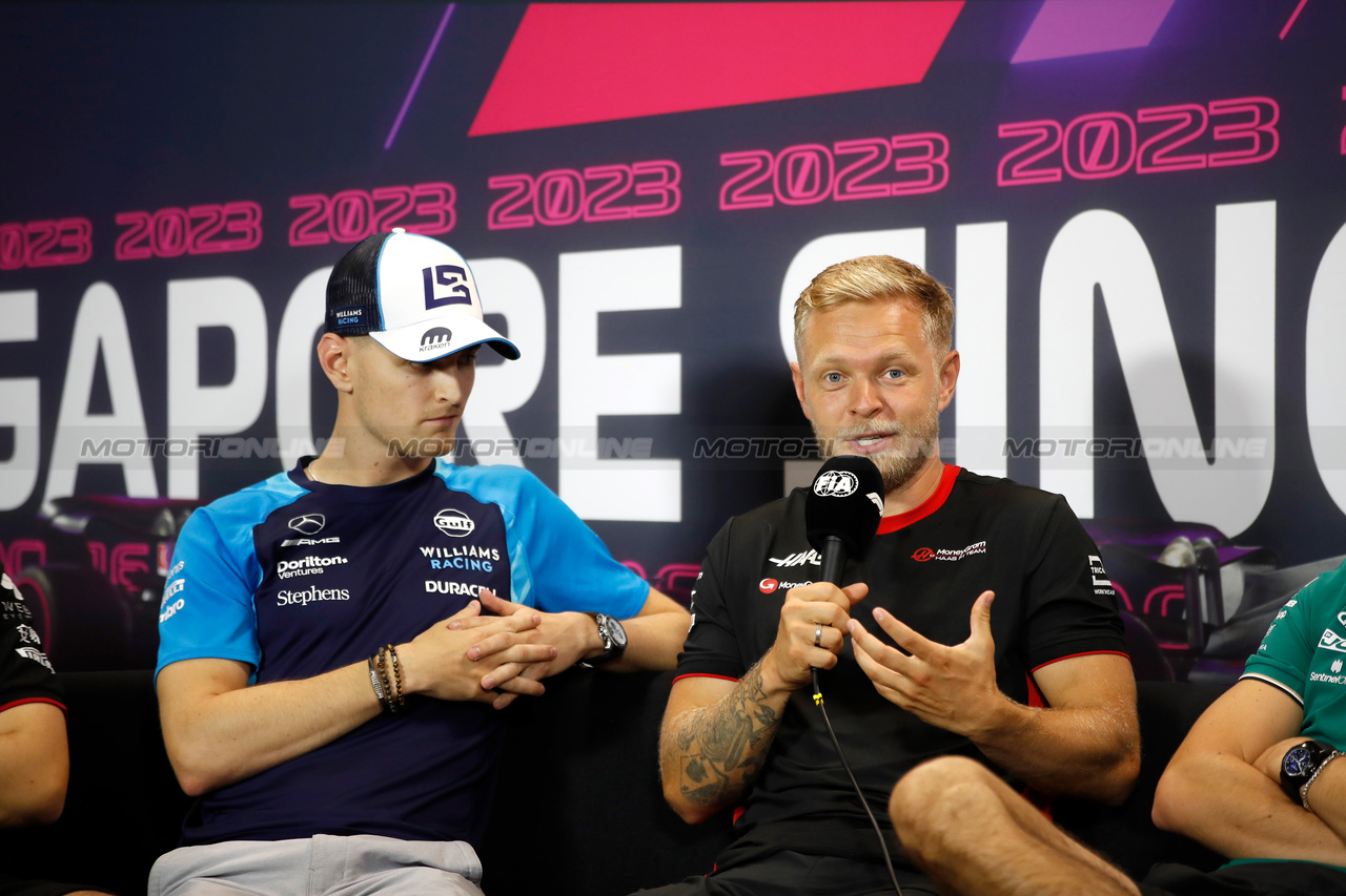 GP SINGAPORE, (L to R): Logan Sargeant (USA) Williams Racing e Kevin Magnussen (DEN) Haas F1 Team in the FIA Press Conference.

14.09.2023. Formula 1 World Championship, Rd 16, Singapore Grand Prix, Marina Bay Street Circuit, Singapore, Preparation Day.

- www.xpbimages.com, EMail: requests@xpbimages.com © Copyright: XPB Images