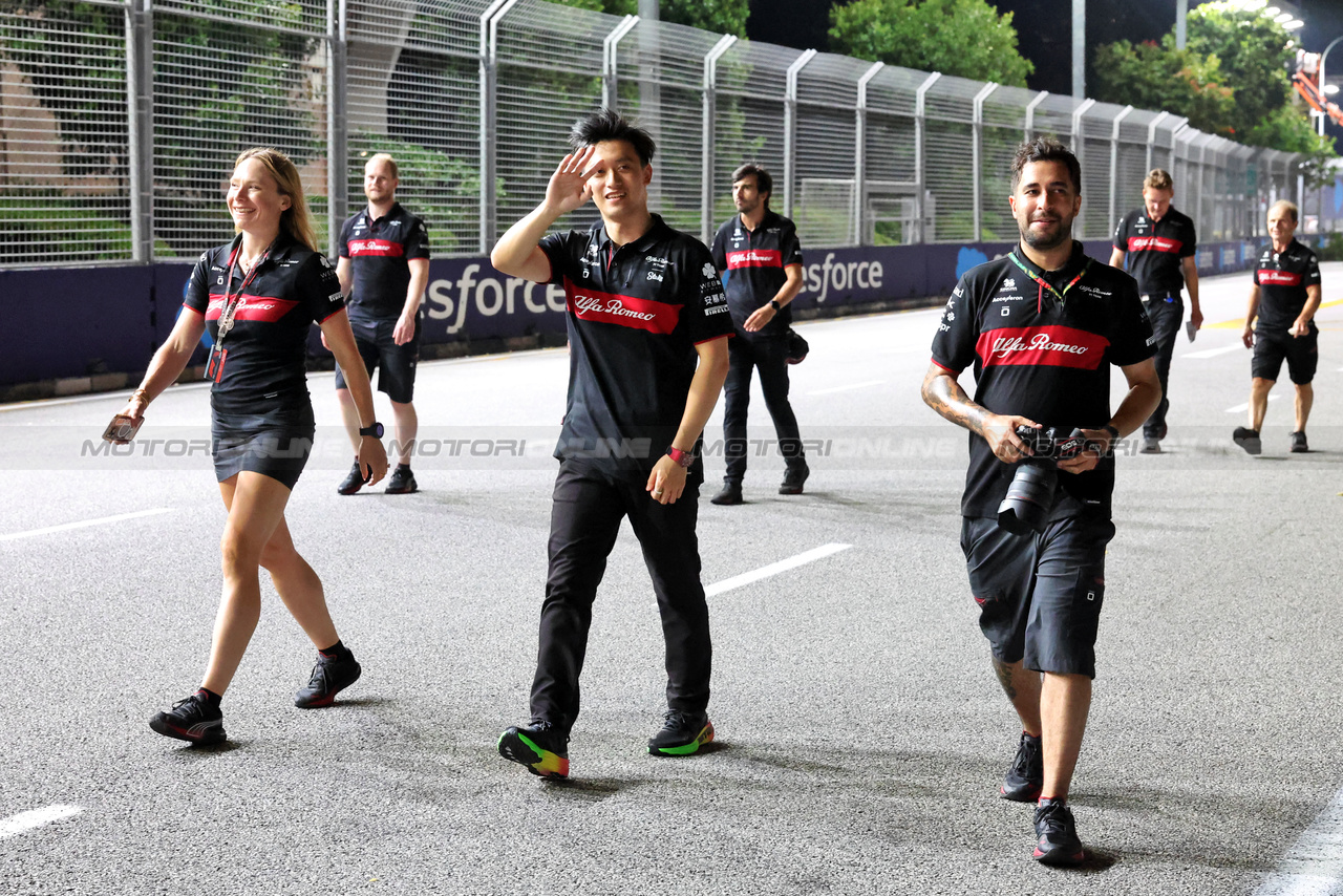 GP SINGAPORE, Zhou Guanyu (CHN) Alfa Romeo F1 Team walks the circuit with Ruth Buscombe (GBR) Alfa Romeo F1 Team Head of Gara Strategy.

14.09.2023. Formula 1 World Championship, Rd 16, Singapore Grand Prix, Marina Bay Street Circuit, Singapore, Preparation Day.

 - www.xpbimages.com, EMail: requests@xpbimages.com © Copyright: Rew / XPB Images