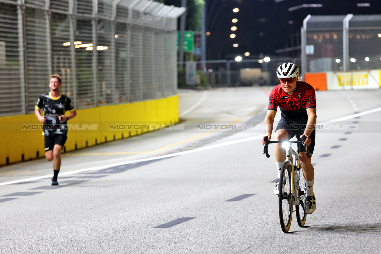 GP SINGAPORE, Valtteri Bottas (FIN) Alfa Romeo F1 Team rides the circuit.

14.09.2023. Formula 1 World Championship, Rd 16, Singapore Grand Prix, Marina Bay Street Circuit, Singapore, Preparation Day.

 - www.xpbimages.com, EMail: requests@xpbimages.com © Copyright: Rew / XPB Images