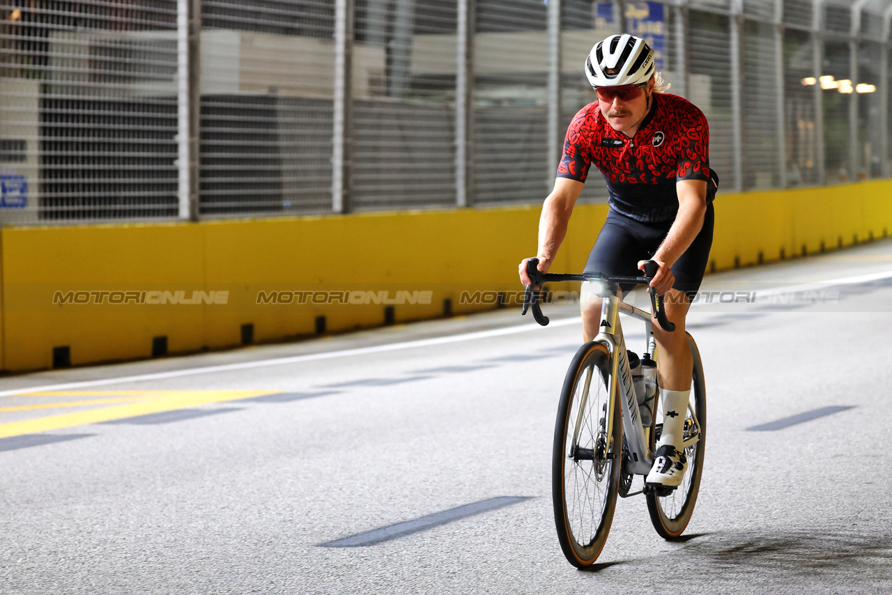 GP SINGAPORE, Valtteri Bottas (FIN) Alfa Romeo F1 Team rides the circuit.

14.09.2023. Formula 1 World Championship, Rd 16, Singapore Grand Prix, Marina Bay Street Circuit, Singapore, Preparation Day.

 - www.xpbimages.com, EMail: requests@xpbimages.com © Copyright: Rew / XPB Images