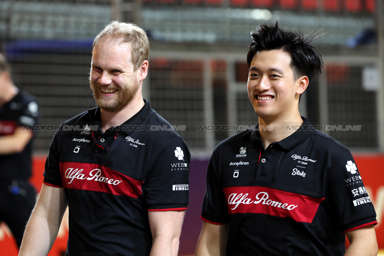 GP SINGAPORE, Zhou Guanyu (CHN) Alfa Romeo F1 Team walks the circuit with Atze Kerkhof (NLD) Alfa Romeo F1 Team Driver Performance Consultant.

14.09.2023. Formula 1 World Championship, Rd 16, Singapore Grand Prix, Marina Bay Street Circuit, Singapore, Preparation Day.

 - www.xpbimages.com, EMail: requests@xpbimages.com © Copyright: Rew / XPB Images