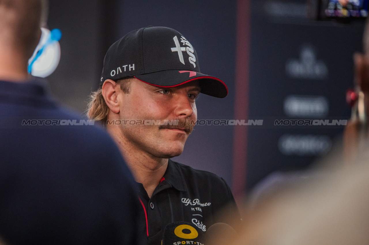 GP SINGAPORE, Valtteri Bottas (FIN) Alfa Romeo F1 Team with the media.

14.09.2023. Formula 1 World Championship, Rd 16, Singapore Grand Prix, Marina Bay Street Circuit, Singapore, Preparation Day.

- www.xpbimages.com, EMail: requests@xpbimages.com © Copyright: Bearne / XPB Images