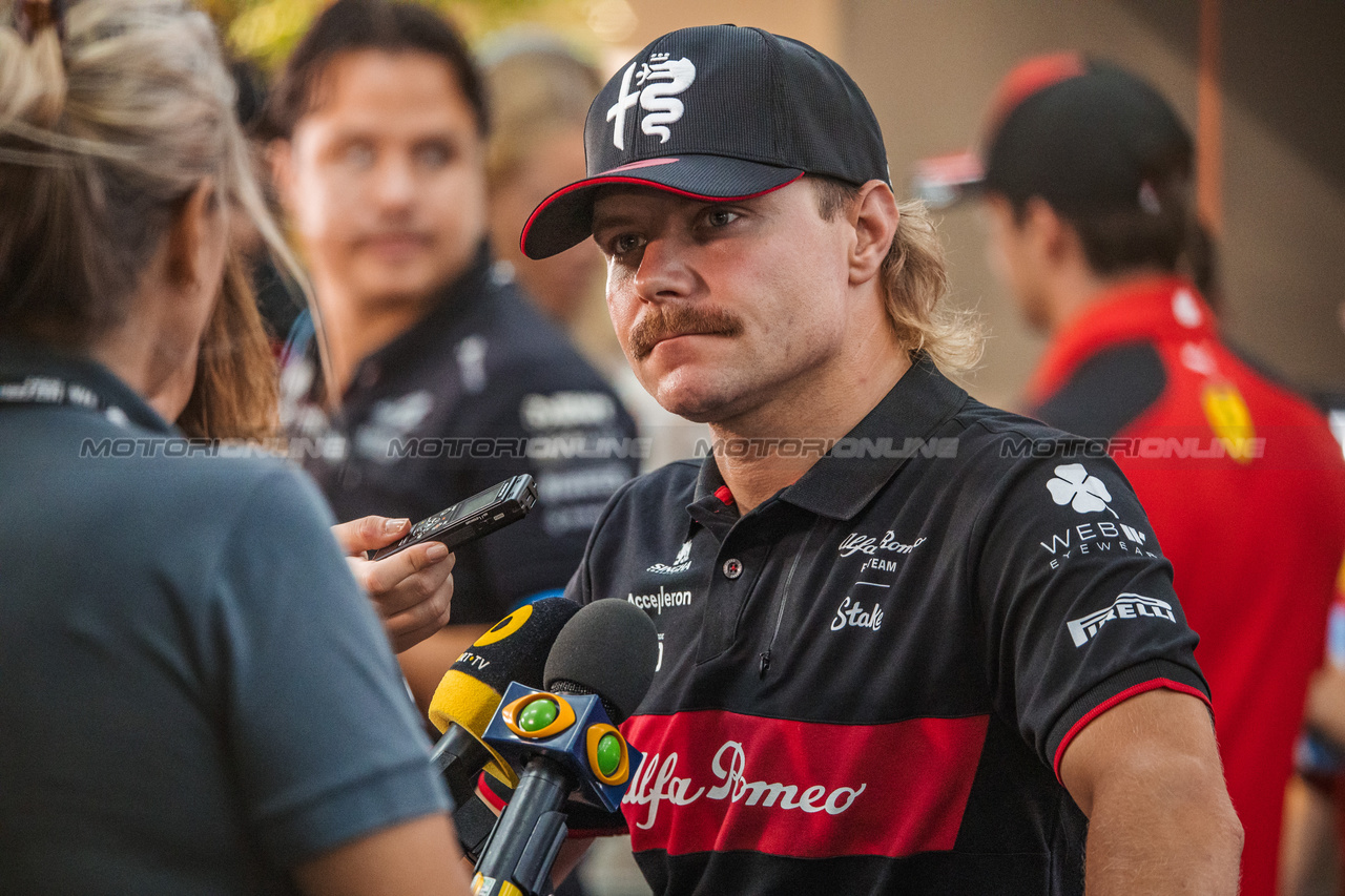 GP SINGAPORE, Valtteri Bottas (FIN) Alfa Romeo F1 Team with the media.

14.09.2023. Formula 1 World Championship, Rd 16, Singapore Grand Prix, Marina Bay Street Circuit, Singapore, Preparation Day.

- www.xpbimages.com, EMail: requests@xpbimages.com © Copyright: Bearne / XPB Images